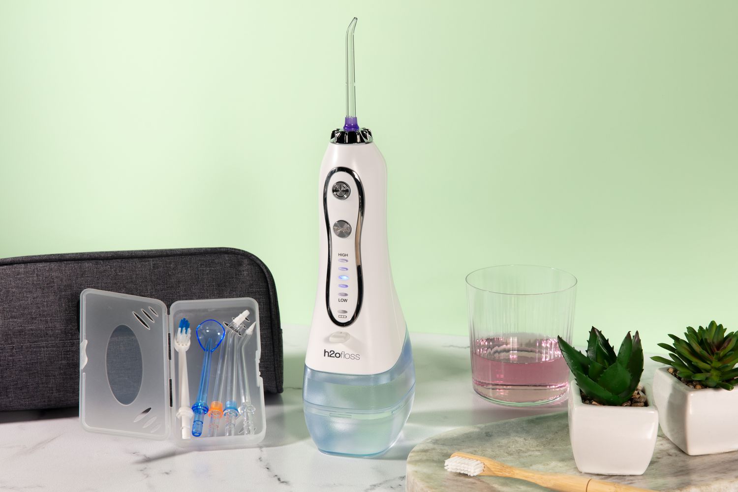 Irrigador bucal dental portátil H2ofloss Water Flosser en exhibición