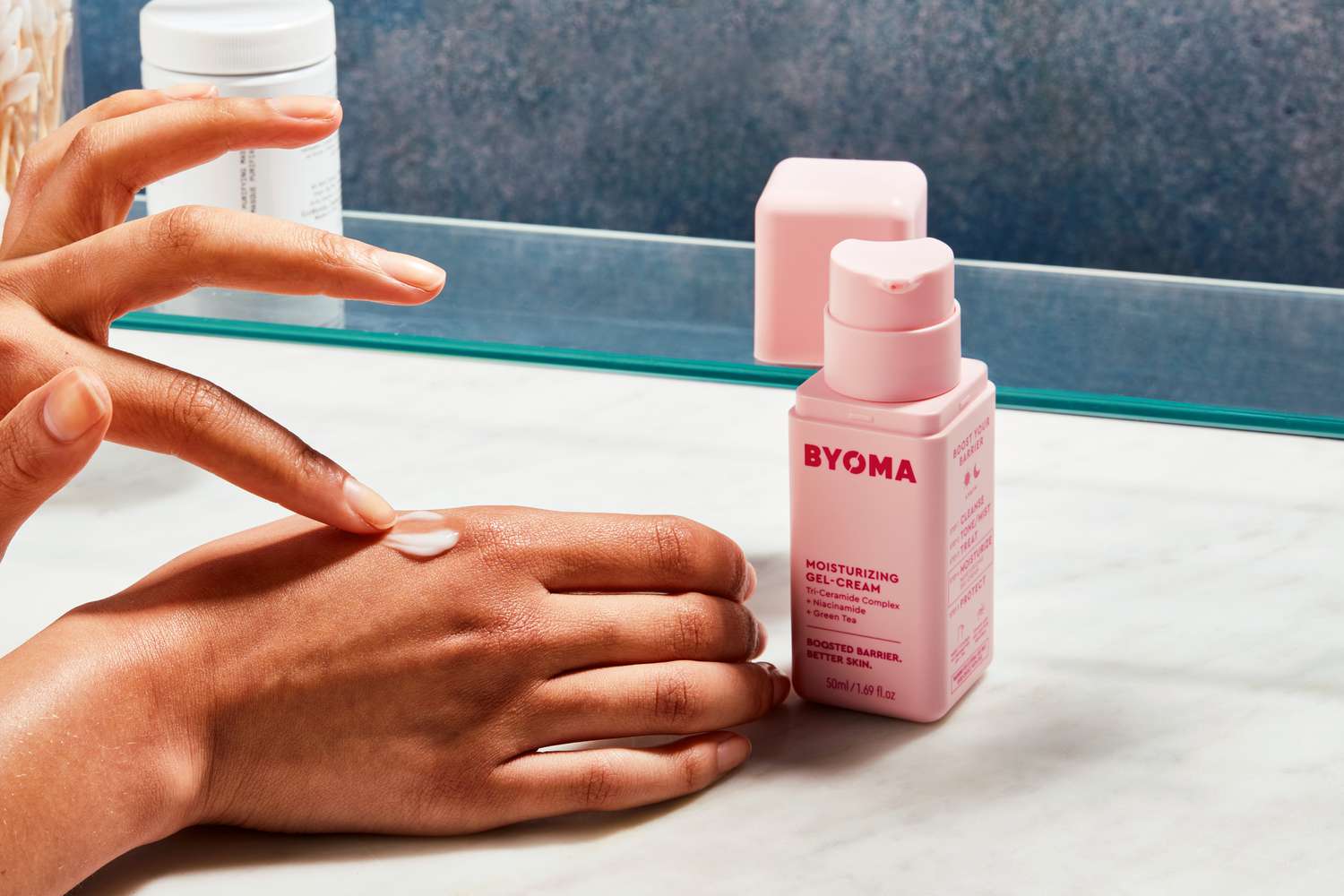 Una persona se pone la crema en gel hidratante BYOMA en la mano.